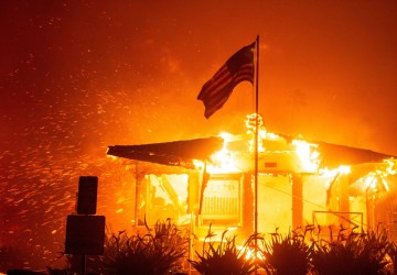 Incêndio florestal se espalha por Los Angeles, deixa 5 mortos e mil estruturas destruídas; situação é sem precedentes e deve piorar