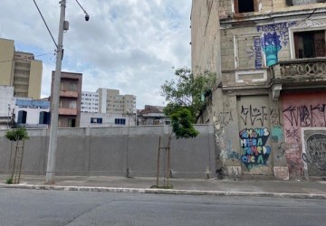 Prefeitura de SP constrói muro de 40 metros de extensão e confina Cracolândia